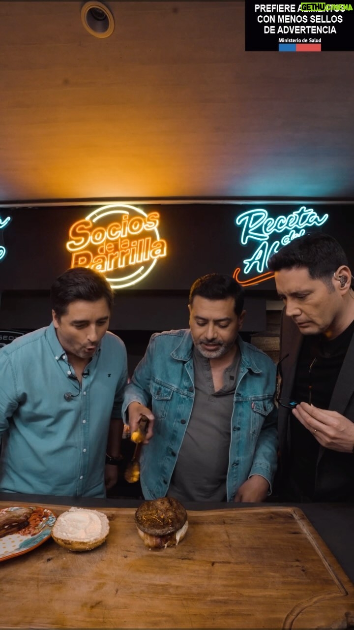 Jorge Zabaleta Instagram - 🔥🍔 ¡Descubre la Hamburguesa Parrillera Suprema! 🍔🔥 ¿Estás listo para una experiencia de sabor que te dejará sin aliento? La Hamburguesa Receta del Abuelo de 225 gramos es la respuesta 😎 Descubre todas las delicias de la Receta del Abuelo en un nuevo capítulo de Socios de la Parrilla, este domingo por C13 🙌🏼🔥😎 #RecetadelAbuelo #LaRecetaPerfecta #Burger #Sociosde laParrilla Santiago, Chile