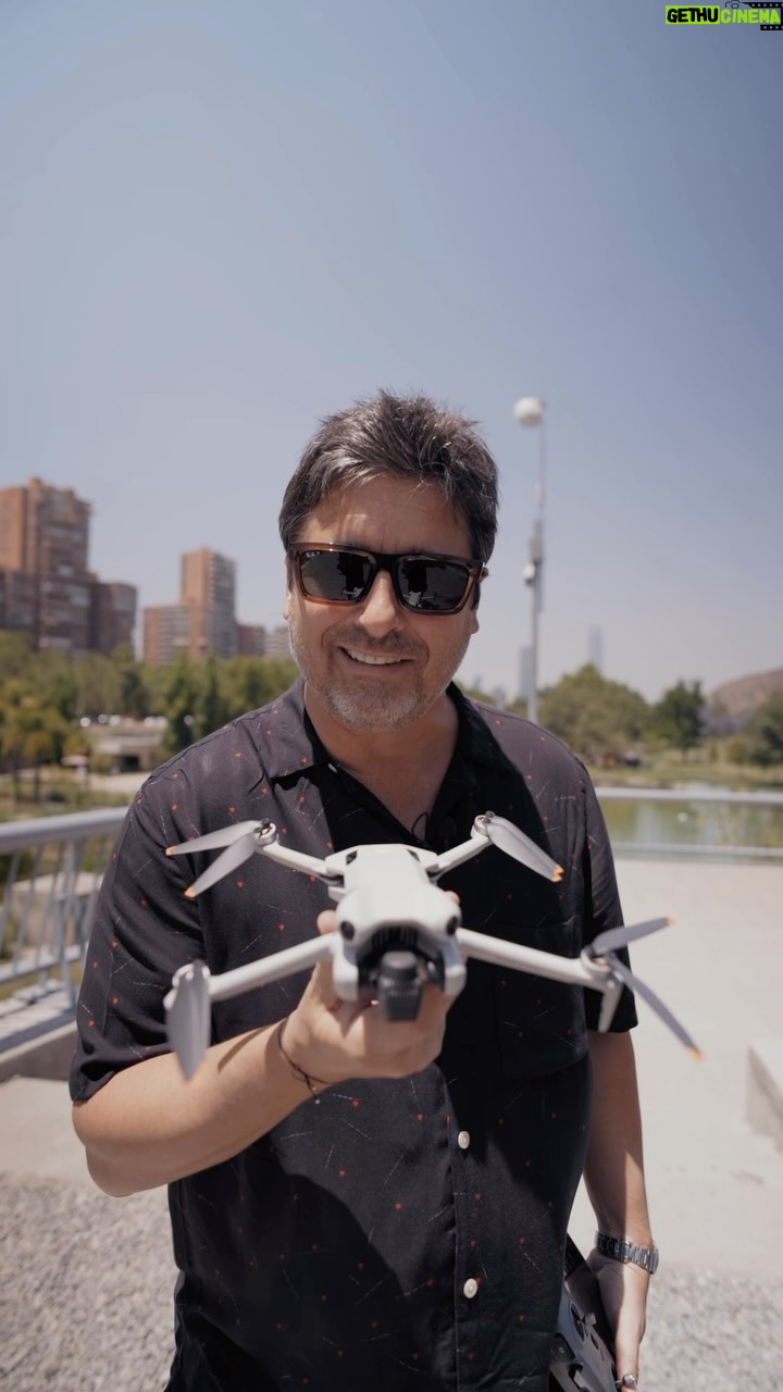 Jorge Zabaleta Instagram - El maravilloso mini 4 pro de @djiglobal 🚀 Es el mini de 249 gr con la cámara más avanzada hasta la fecha, que te permite grabar en 4K hasta 100 fps y nos ayuda que la grabación sea mucho más fácil con su opción de video en horizontal o vertical. ¡Crear contenido nunca fue tan fácil! Y el mini 4 pro te ayudará a que tu contenido sea aún más PRO 😎🔥 Puedes encontrarlo en www.picslabstore.cl 🧑🚀 #dji #djimini4pro #dronephotography #djiglobal_official