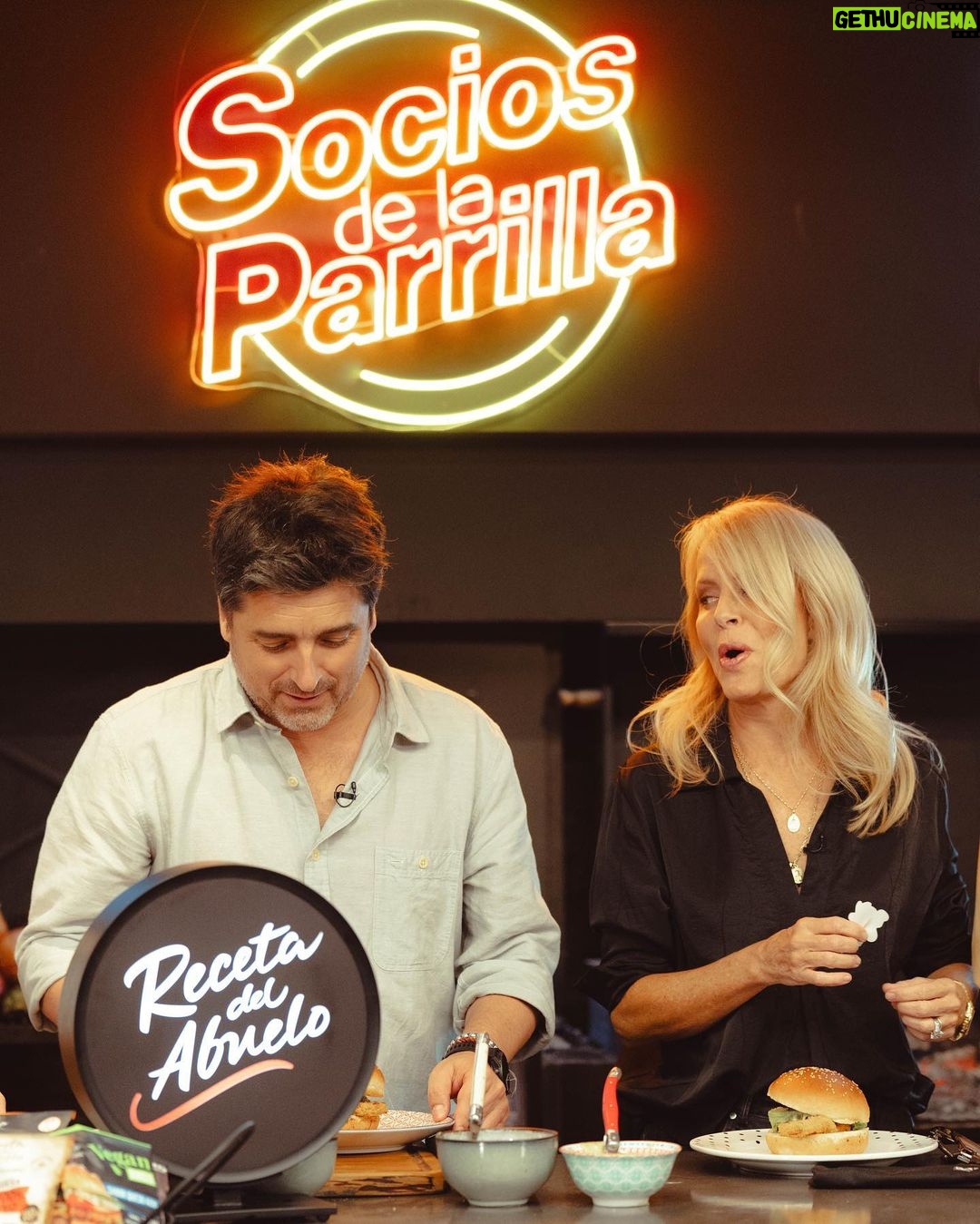 Jorge Zabaleta Instagram - Es un completo honor dar inicio a SOCIOS DE LA PARRILLA 3, junto a @ceciliabolocco y @alvarosalasoficial 🍔🥓🍸 ¿Qué les a parecido hasta el momento? Junto a mis amigos @franciscosaavedr @pedroruminot