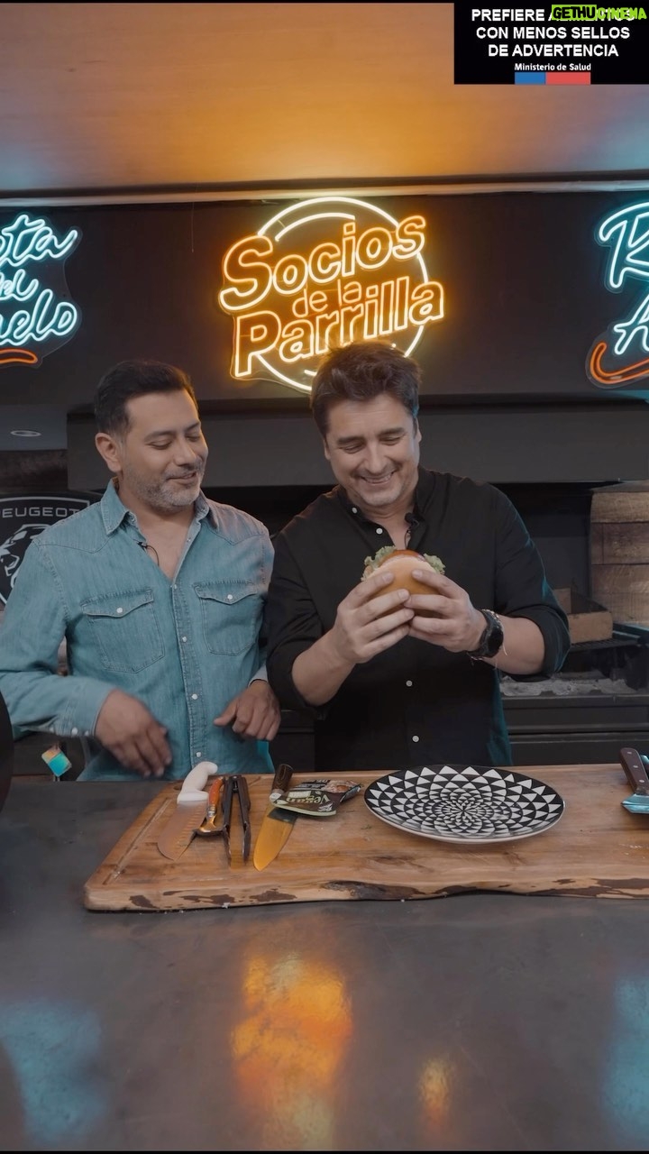 Jorge Zabaleta Instagram - ¿Hablemos de algo increíble? 😎 ¡Entonces hablemos de #VeganBurger de la #RecetadelAbuelo ! Comienza tu fin de semana junto a La Receta del Abuelo 🤩 @recetadelabuelo . #recetadelabuelo #Vegan #Burger
