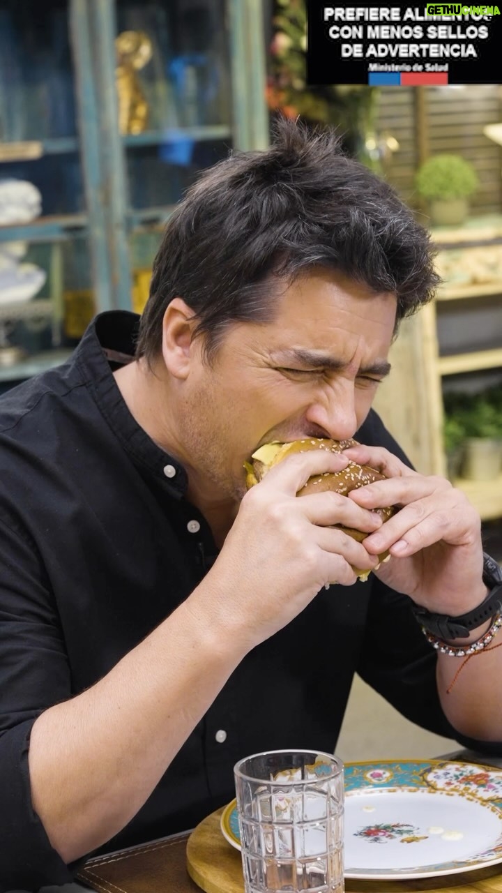 Jorge Zabaleta Instagram - Si hablamos de vacuno y calidad, no hay por donde perderse! Prueba la Hamburguesa Artesanal de #RecetaDelAbuelo 🔥😎 Especialmente pensada para la parrilla con tus amigos. #Burger #LaRecetaPerfecta #Artesanal Santiago, Chile
