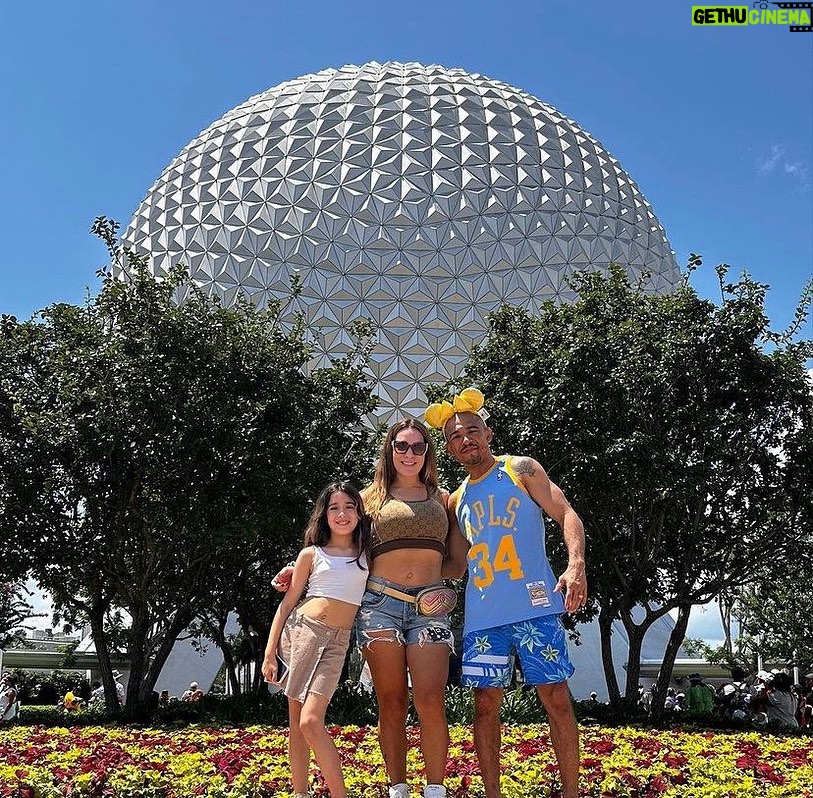 José Aldo Instagram - #tbt na Disney, falta pouco para as férias 😎