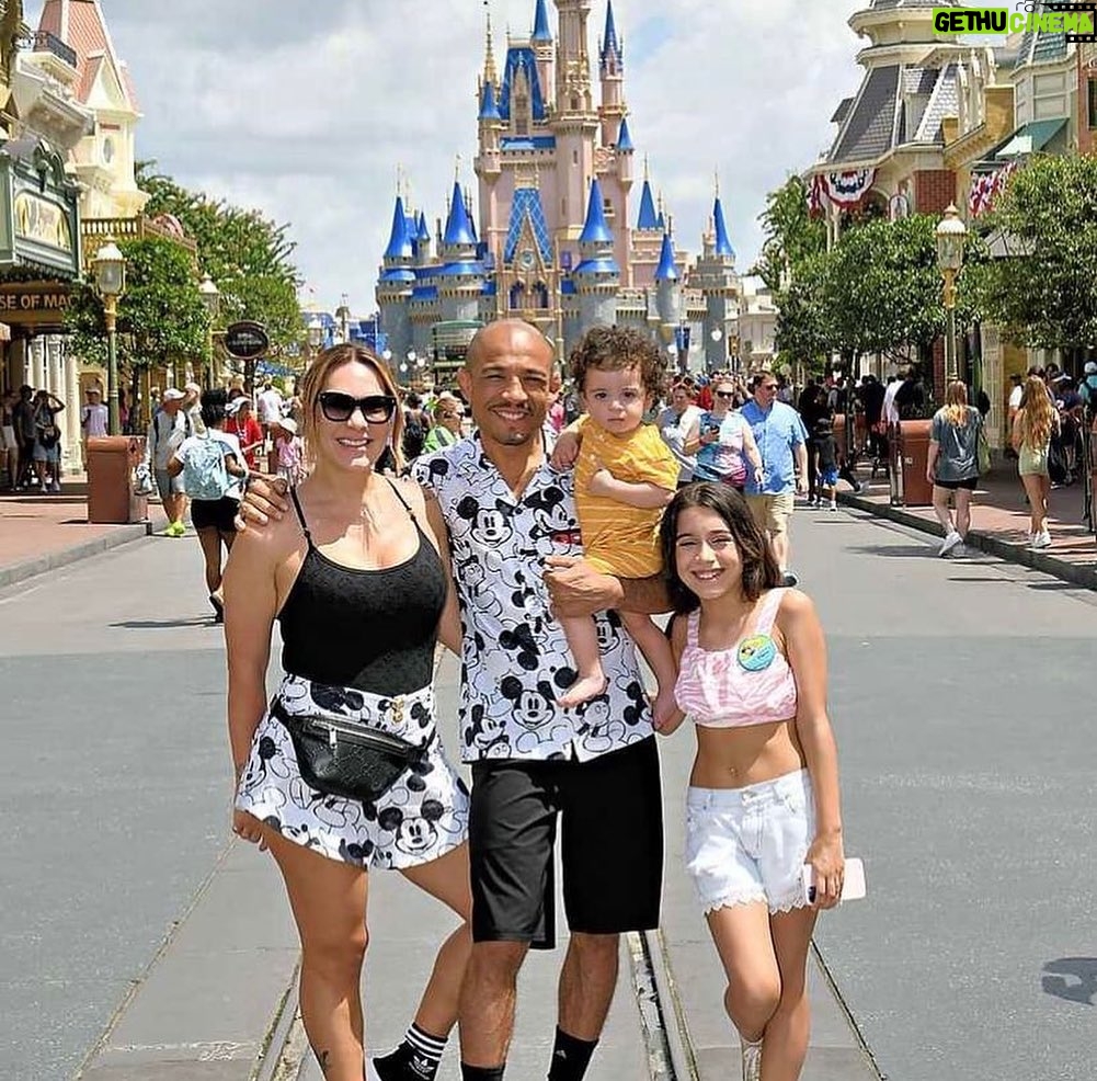 José Aldo Instagram - #tbt na Disney, falta pouco para as férias 😎