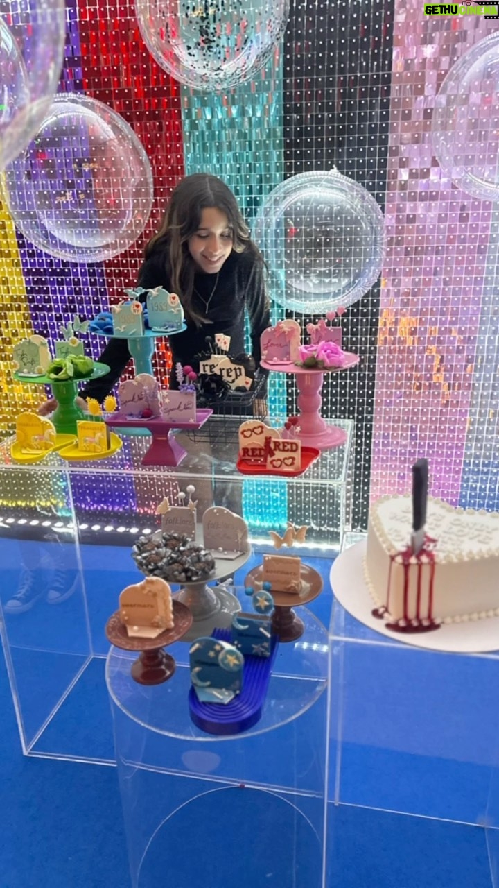 José Aldo Instagram - @slajouh.www que delícia ver vc crescendo tão linda e segura de si. Tia Deia te ama! Parabéns pelos seus 11 anos! Acertei no tema?