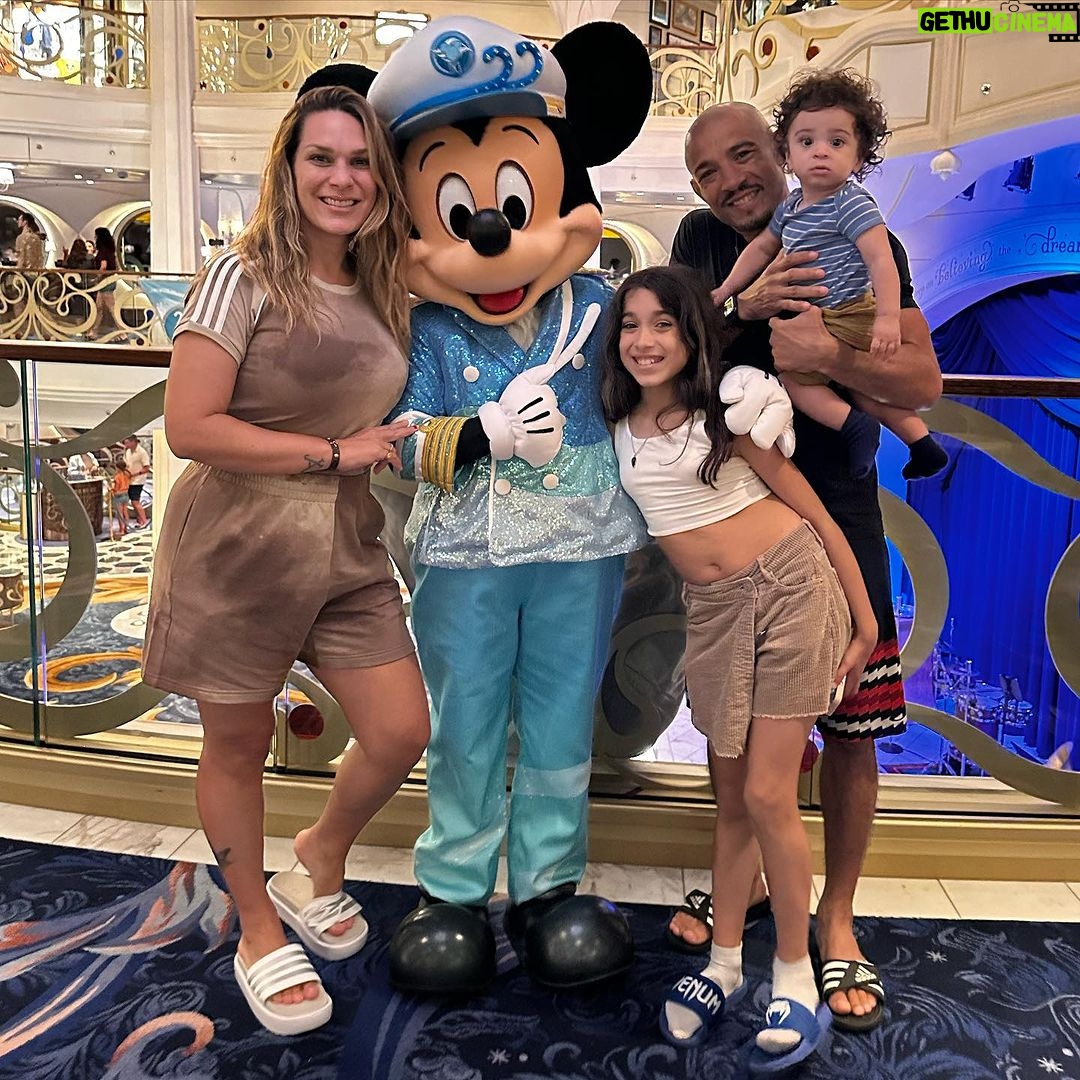 José Aldo Instagram - Realizando o sonho da minha princesa Joana no Cruzeiro da Disney. Primeiro dia é só felicidade com a família ❤️ Disney Cruise Line