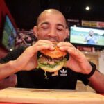 José Aldo Instagram - Vocês sabiam que hoje é Dia do Hambúrguer? 🍔 Eu sou apaixonadooo por um Xtudão e já coloquei minha princesa no caminho, Aldinho é o próximo! E vocês? São fãs de hambúrguer?
