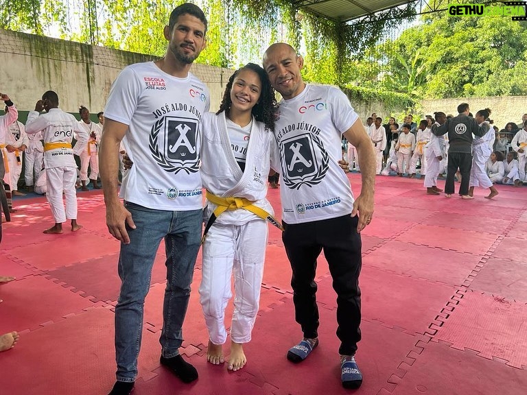José Aldo Instagram - O último sábado foi dia do nosso Torneio Interno de Jiu-Jitsu do @josealdoescolasdelutas 🥋 Garantimos muita diversão para nossos jovens! Tivemos uma Ação Social realizada em parceria com a @prefeituradesg e a @enelbrasil ofertando diversos serviços gratuitos para população 👏🏼 Além disso, recebi do Prefeito de São Gonçalo @capitao_nelson e do Vereador @betodaserraria o Título de Cidadão Gonçalense e o Título Legislativo Medalha Joaquim Lavoura 🎖️ Continuamos usando o esporte como ferramenta de transformação social 👊🏼 #EscolaDeLutasJoséAldo #FormandoCampeões #ResponsabilidadeSocial #transformandosonhos