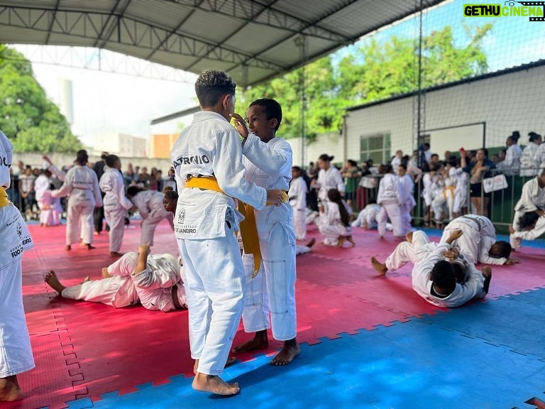 José Aldo Instagram - O último sábado foi dia do nosso Torneio Interno de Jiu-Jitsu do @josealdoescolasdelutas 🥋 Garantimos muita diversão para nossos jovens! Tivemos uma Ação Social realizada em parceria com a @prefeituradesg e a @enelbrasil ofertando diversos serviços gratuitos para população 👏🏼 Além disso, recebi do Prefeito de São Gonçalo @capitao_nelson e do Vereador @betodaserraria o Título de Cidadão Gonçalense e o Título Legislativo Medalha Joaquim Lavoura 🎖️ Continuamos usando o esporte como ferramenta de transformação social 👊🏼 #EscolaDeLutasJoséAldo #FormandoCampeões #ResponsabilidadeSocial #transformandosonhos