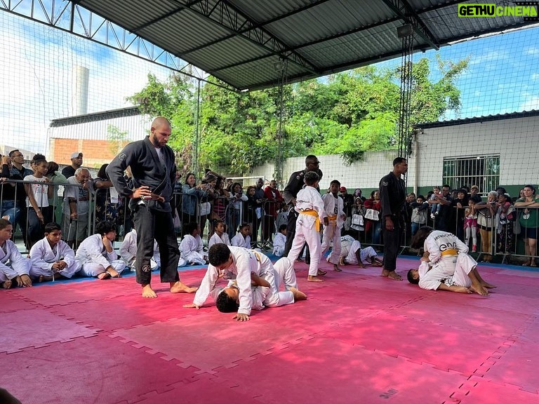 José Aldo Instagram - O último sábado foi dia do nosso Torneio Interno de Jiu-Jitsu do @josealdoescolasdelutas 🥋 Garantimos muita diversão para nossos jovens! Tivemos uma Ação Social realizada em parceria com a @prefeituradesg e a @enelbrasil ofertando diversos serviços gratuitos para população 👏🏼 Além disso, recebi do Prefeito de São Gonçalo @capitao_nelson e do Vereador @betodaserraria o Título de Cidadão Gonçalense e o Título Legislativo Medalha Joaquim Lavoura 🎖️ Continuamos usando o esporte como ferramenta de transformação social 👊🏼 #EscolaDeLutasJoséAldo #FormandoCampeões #ResponsabilidadeSocial #transformandosonhos