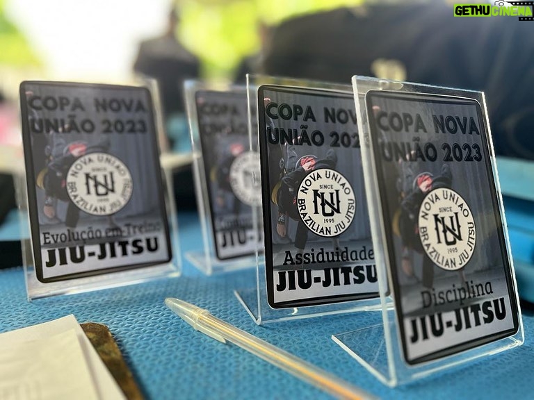 José Aldo Instagram - O último sábado foi dia do nosso Torneio Interno de Jiu-Jitsu do @josealdoescolasdelutas 🥋 Garantimos muita diversão para nossos jovens! Tivemos uma Ação Social realizada em parceria com a @prefeituradesg e a @enelbrasil ofertando diversos serviços gratuitos para população 👏🏼 Além disso, recebi do Prefeito de São Gonçalo @capitao_nelson e do Vereador @betodaserraria o Título de Cidadão Gonçalense e o Título Legislativo Medalha Joaquim Lavoura 🎖️ Continuamos usando o esporte como ferramenta de transformação social 👊🏼 #EscolaDeLutasJoséAldo #FormandoCampeões #ResponsabilidadeSocial #transformandosonhos