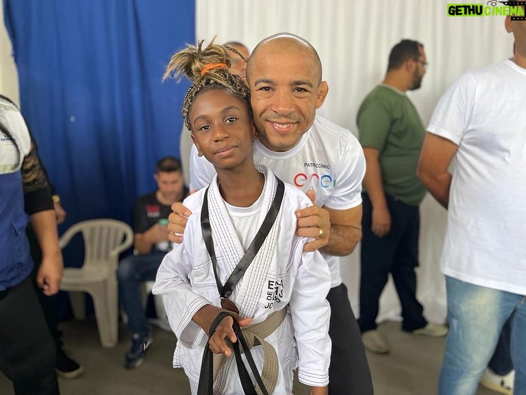 José Aldo Instagram - O último sábado foi dia do nosso Torneio Interno de Jiu-Jitsu do @josealdoescolasdelutas 🥋 Garantimos muita diversão para nossos jovens! Tivemos uma Ação Social realizada em parceria com a @prefeituradesg e a @enelbrasil ofertando diversos serviços gratuitos para população 👏🏼 Além disso, recebi do Prefeito de São Gonçalo @capitao_nelson e do Vereador @betodaserraria o Título de Cidadão Gonçalense e o Título Legislativo Medalha Joaquim Lavoura 🎖️ Continuamos usando o esporte como ferramenta de transformação social 👊🏼 #EscolaDeLutasJoséAldo #FormandoCampeões #ResponsabilidadeSocial #transformandosonhos