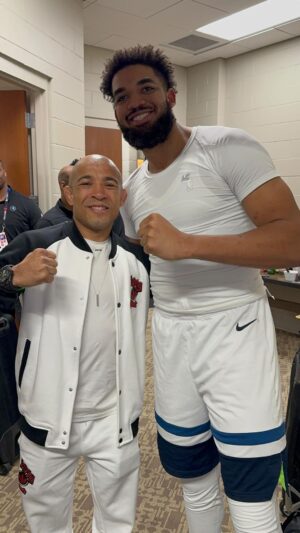 José Aldo Instagram - As melhores coisas da vida são encontradas nos instantes mais simples, realizando sonhos!! Um prazer em conhecer o @karltowns 🏀⭐️

The best things in life are found in the simples moments, making dreams come true!! A pleasure to meet @karltowns 🏀⭐️