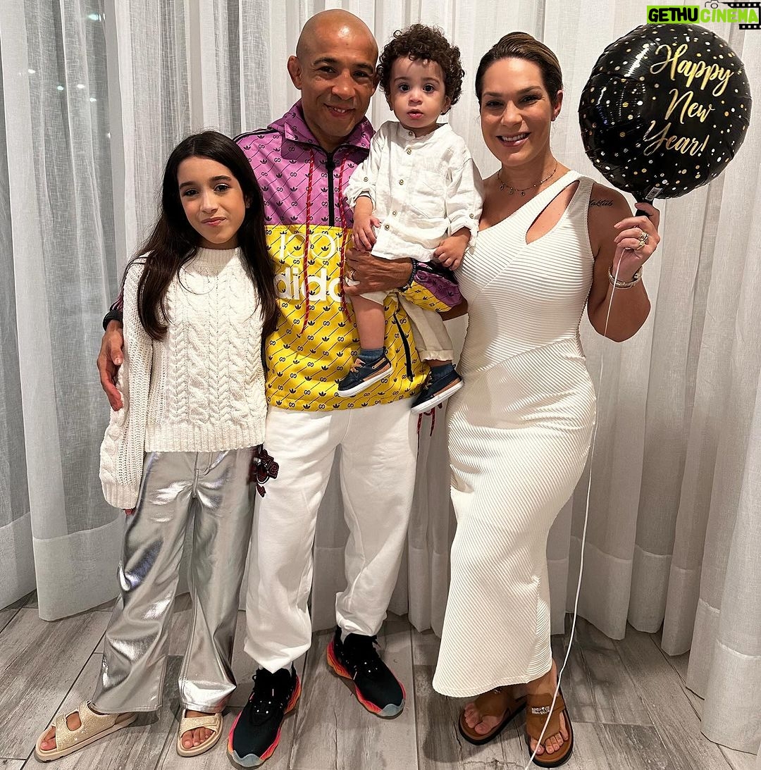 José Aldo - 12.3K Likes - Feliz Ano Novo!🎆🎈🎊
Happy new year!🎊🎈🎆