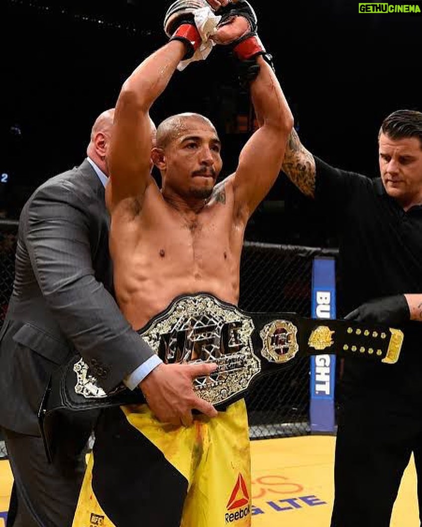 José Aldo - 12.4K Likes - Em todo atleta existe um guerreiro. Muito importante parabenizar a todos nesse dia e lembrar que com garra e persistência sigam firme nos seus caminhos.
Feliz dia do Atleta Profissional!💪🏽