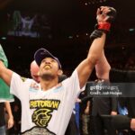 José Aldo Instagram - Comemoração que entrou para história. Rei do Rio! Há 12 anos fazendo essa defesa do cinturão, em uma luta que entrou pra história contra Chad Mendes