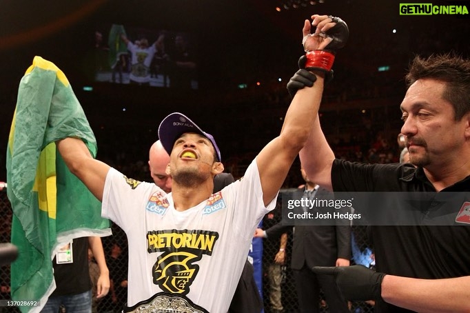 José Aldo - 12.5K Likes - Comemoração que entrou para história. Rei do Rio!
Há 12 anos fazendo essa defesa do cinturão, em uma luta que entrou pra história contra Chad Mendes