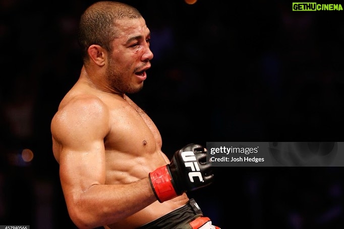 José Aldo - 12.5K Likes - Comemoração que entrou para história. Rei do Rio!
Há 12 anos fazendo essa defesa do cinturão, em uma luta que entrou pra história contra Chad Mendes