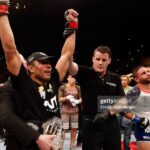 José Aldo Instagram - Comemoração que entrou para história. Rei do Rio! Há 12 anos fazendo essa defesa do cinturão, em uma luta que entrou pra história contra Chad Mendes