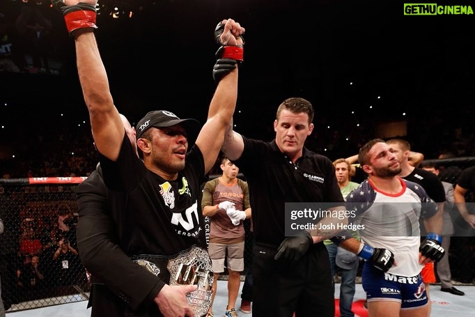 José Aldo - 12.5K Likes - Comemoração que entrou para história. Rei do Rio!
Há 12 anos fazendo essa defesa do cinturão, em uma luta que entrou pra história contra Chad Mendes