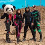 José Leonardo Broianigo Muñoz Instagram – ¿4 años es mucho o poco? Mariana tuvo el cabello color rosado, verde, rojo y negro… Yolo lo tuvo azul, yo rubio, rojo y Panda… Él es diferente haha. Fuimos superhéroes de Marvel, superhéroes reales y hasta jugadores del calamar. También fuimos desconocidos, amigos, cuñados y hasta nos hicieron un shippeo todo raro 😂 

Si me preguntan, 4 años es poquito porque quería que fueran más, pero es mucho por la cantidad de momentos que vivimos juntos.

Creo que es una nueva etapa, que seguiremos siendo todos grandes amigos y nuestra aventura apenas está empezando 💕