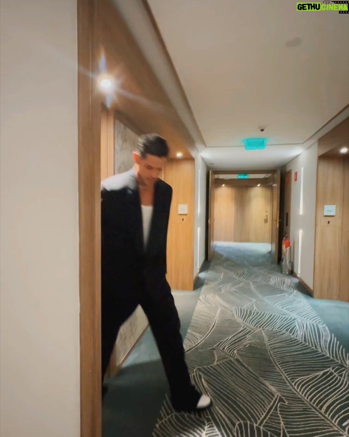 José Loreto Instagram - Dia de baile bebê!!! Meus preparativos e meu descanso no @fairmontrio 🖤✨