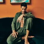 José Loreto Instagram - Sofazinho dá uma preguiça… né não?! Bons cochilos nessa sexta-feira abençoada!!!
