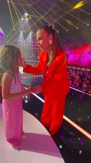 José Loreto Instagram - Ivete macetando tanto nos palcos quanto na vida. Que honra ser fã e amigo dessa potência. Ela é puro amor com todos a sua volta. Realiza sonhos e momentos marcantes na vida das pessoas com sua gentileza e sensibilidade. Esse vídeo é só um momento que ficará para sempre em nossos corações. No meio da gravação do programa, ela faz uma pausa para encantar ainda mais de perto a pessoa mais preciosa de minha vida. Nós te amamos muito @ivetesangalo ❤️