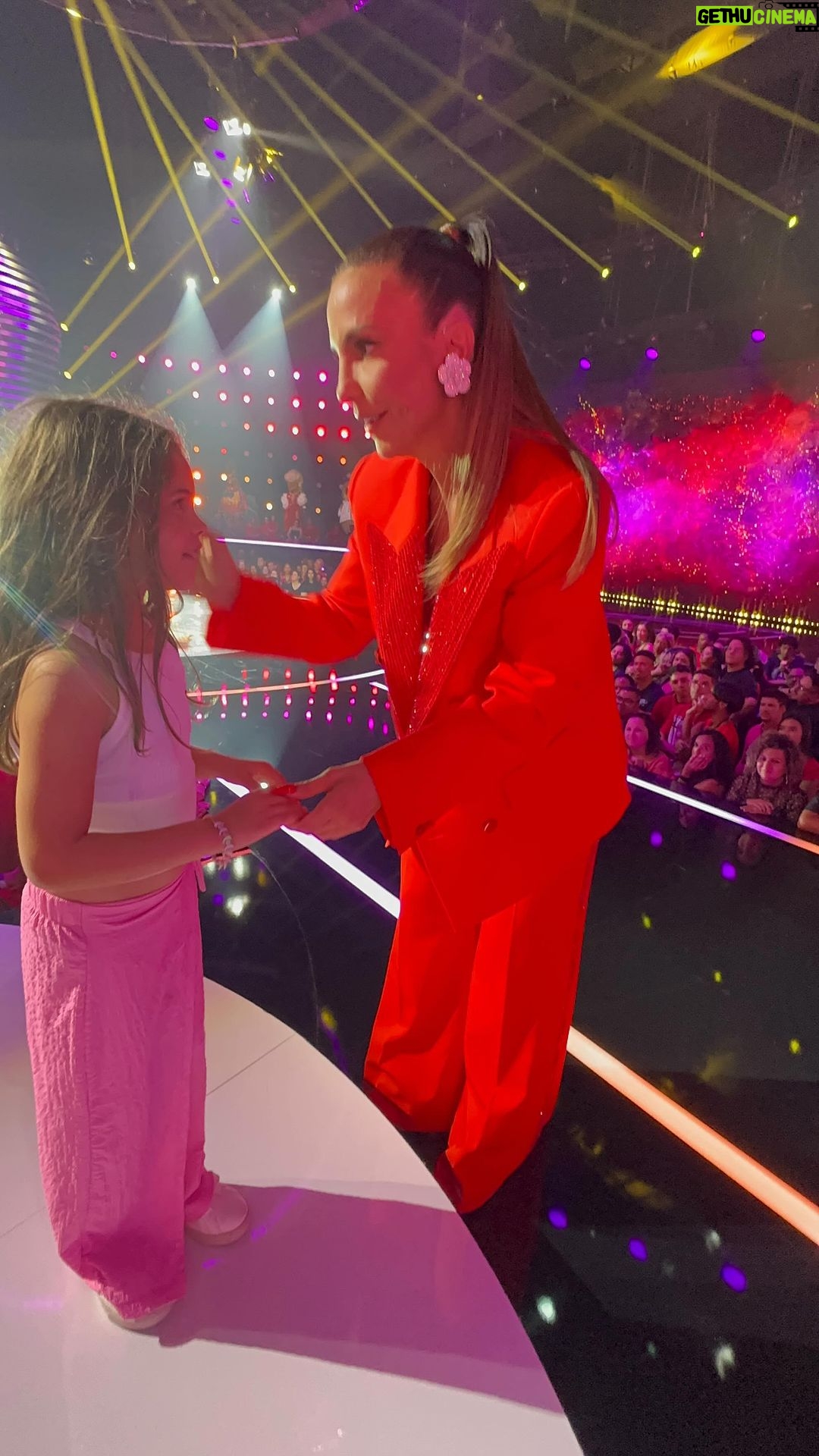 José Loreto - 34.8K Likes - Ivete macetando tanto nos palcos quanto na vida. Que honra ser fã e amigo dessa potência. Ela é puro amor com todos a sua volta. Realiza sonhos e momentos marcantes na vida das pessoas com sua gentileza e sensibilidade. Esse vídeo é só um momento que ficará para sempre em nossos corações. No meio da gravação do programa, ela faz uma pausa para encantar ainda mais de perto a pessoa mais preciosa de minha vida. Nós te amamos muito @ivetesangalo ❤️