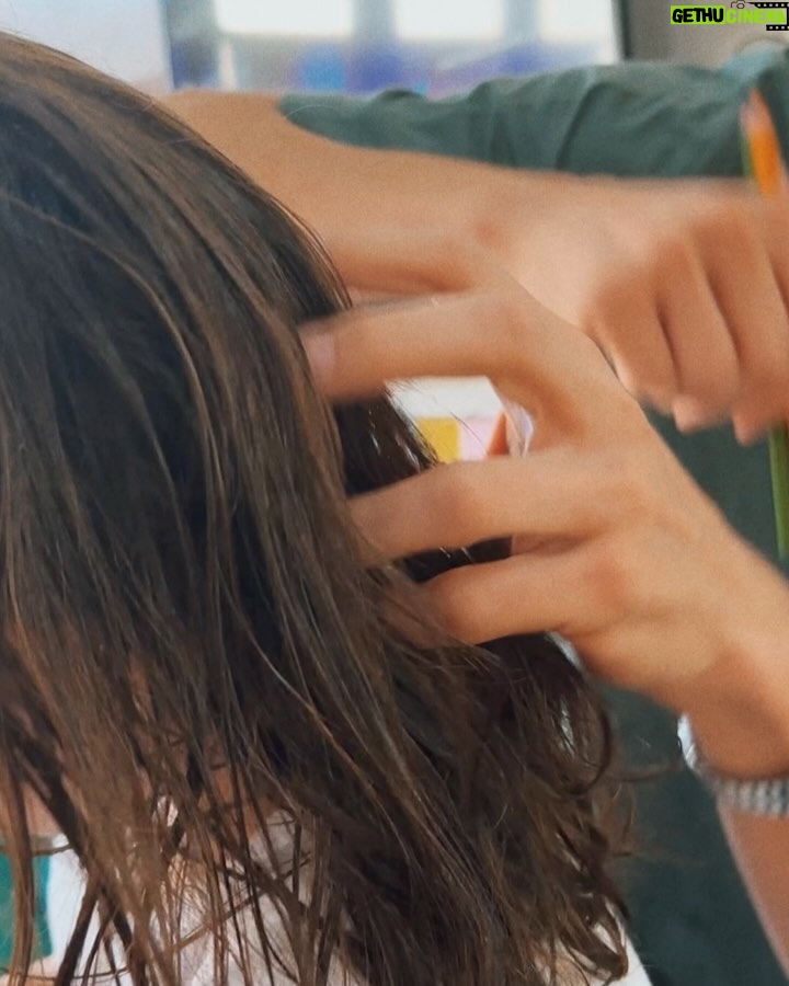 José Loreto - 13.6K Likes - Da natação, pro banho, pra escola… e o pai esqueceu o pente!!! Mas a criatividade dar-se um jeito e tudo fica super fantástico e muito mais divertido ❤️
Obrigado minha filha por despertar o melhor de mim. Ser seu pai me ensina na grande experiência que é viver e nos simples detalhes, como pentear seus cabelos e colorir nossas imaginações!! Amor infinito ♾️
Me contem aí as pequenas e grandes experiências que vcs tem com os seus legados 🌬️🤍