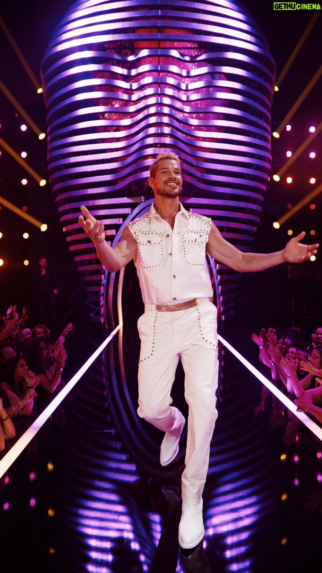 José Loreto Instagram - Pronto pro THE MASKED SINGER 🇧🇷