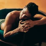 José Loreto Instagram - Sofazinho dá uma preguiça… né não?! Bons cochilos nessa sexta-feira abençoada!!!