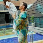 José Loreto Instagram – Hoje é dia do fã e quero agradecer o tanto de carinho que tenho recebido pelos trabalhos que tenho feito. Uns reconhecem personagens antigos, outros os mais recentes, parabenizam minha trajetória, sempre com a sinceridade de quem foi cativado, convencido pela minha brincadeira de mentir de verdade. Recebo cada sorriso nas ruas que me realizam profundamente e me confirmam um dos meus propósitos nessa jornada linda da vida! Obrigado por tanto e agora me diz aí: Quantos corações mereço por esse look verão que usei hoje no @maskedsingerbr ??? Com amor do José, Zé, Zezinho, Loreto, Loretinho, José Loreto 🤍

Obs: não tenho fã clube, mas a minha fã número 1 se chama Bella Loreto