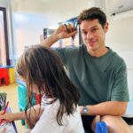 José Loreto Instagram – Da natação, pro banho, pra escola… e o pai esqueceu o pente!!! Mas a criatividade dar-se um jeito e tudo fica super fantástico e muito mais divertido ❤️
Obrigado minha filha por despertar o melhor de mim. Ser seu pai me ensina na grande experiência que é viver e nos simples detalhes, como pentear seus cabelos e colorir nossas imaginações!! Amor infinito ♾️
Me contem aí as pequenas e grandes experiências que vcs tem com os seus legados 🌬️🤍