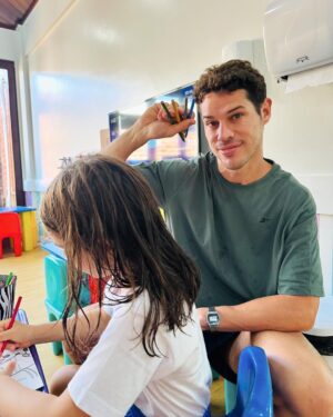José Loreto Instagram - Da natação, pro banho, pra escola… e o pai esqueceu o pente!!! Mas a criatividade dar-se um jeito e tudo fica super fantástico e muito mais divertido ❤️
Obrigado minha filha por despertar o melhor de mim. Ser seu pai me ensina na grande experiência que é viver e nos simples detalhes, como pentear seus cabelos e colorir nossas imaginações!! Amor infinito ♾️
Me contem aí as pequenas e grandes experiências que vcs tem com os seus legados 🌬️🤍