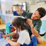 José Loreto Instagram – Da natação, pro banho, pra escola… e o pai esqueceu o pente!!! Mas a criatividade dar-se um jeito e tudo fica super fantástico e muito mais divertido ❤️
Obrigado minha filha por despertar o melhor de mim. Ser seu pai me ensina na grande experiência que é viver e nos simples detalhes, como pentear seus cabelos e colorir nossas imaginações!! Amor infinito ♾️
Me contem aí as pequenas e grandes experiências que vcs tem com os seus legados 🌬️🤍