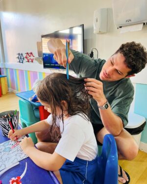 José Loreto Instagram - Da natação, pro banho, pra escola… e o pai esqueceu o pente!!! Mas a criatividade dar-se um jeito e tudo fica super fantástico e muito mais divertido ❤️
Obrigado minha filha por despertar o melhor de mim. Ser seu pai me ensina na grande experiência que é viver e nos simples detalhes, como pentear seus cabelos e colorir nossas imaginações!! Amor infinito ♾️
Me contem aí as pequenas e grandes experiências que vcs tem com os seus legados 🌬️🤍