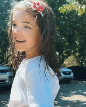 José Loreto Instagram - Da natação, pro banho, pra escola… e o pai esqueceu o pente!!! Mas a criatividade dar-se um jeito e tudo fica super fantástico e muito mais divertido ❤️
Obrigado minha filha por despertar o melhor de mim. Ser seu pai me ensina na grande experiência que é viver e nos simples detalhes, como pentear seus cabelos e colorir nossas imaginações!! Amor infinito ♾️
Me contem aí as pequenas e grandes experiências que vcs tem com os seus legados 🌬️🤍
