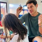 José Loreto Instagram - Da natação, pro banho, pra escola… e o pai esqueceu o pente!!! Mas a criatividade dar-se um jeito e tudo fica super fantástico e muito mais divertido ❤️ Obrigado minha filha por despertar o melhor de mim. Ser seu pai me ensina na grande experiência que é viver e nos simples detalhes, como pentear seus cabelos e colorir nossas imaginações!! Amor infinito ♾️ Me contem aí as pequenas e grandes experiências que vcs tem com os seus legados 🌬️🤍