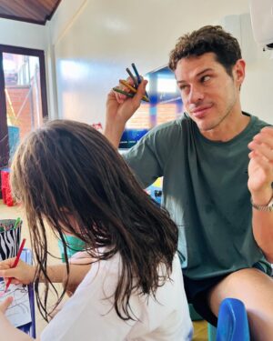 José Loreto Instagram - Da natação, pro banho, pra escola… e o pai esqueceu o pente!!! Mas a criatividade dar-se um jeito e tudo fica super fantástico e muito mais divertido ❤️
Obrigado minha filha por despertar o melhor de mim. Ser seu pai me ensina na grande experiência que é viver e nos simples detalhes, como pentear seus cabelos e colorir nossas imaginações!! Amor infinito ♾️
Me contem aí as pequenas e grandes experiências que vcs tem com os seus legados 🌬️🤍