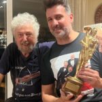 José María Listorti Instagram - Hoy recibí el Premio que más deseaba en mi vida! El que sólo unos pocos pueden tener! EL PREMIO MASTROPIERO! Y entregado nada más ni nada menos por uno de los integrantes históricos de Les Luthiers! El gran Carlos Nuñez Cortez! Una tarde inolvidable! En donde cantamos, escuchamos anécdotas y nos reímos mucho! Gracias Carlitos y Valeria por recibirnos en su casa! Y gracias @horadelanostalgia por la onda!!!