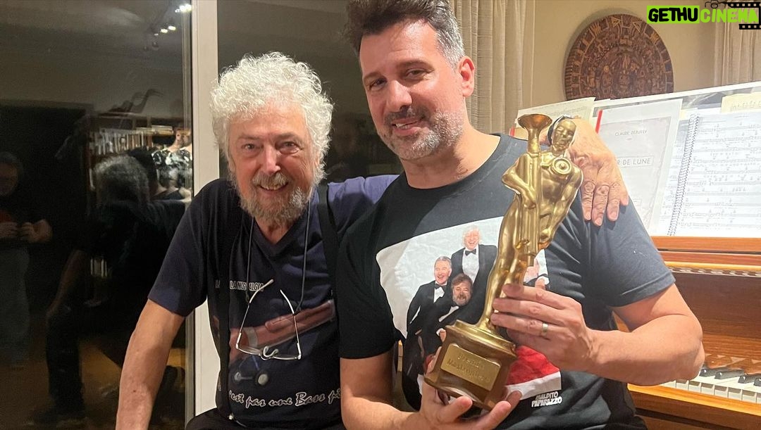 José María Listorti Instagram - Hoy recibí el Premio que más deseaba en mi vida! El que sólo unos pocos pueden tener! EL PREMIO MASTROPIERO! Y entregado nada más ni nada menos por uno de los integrantes históricos de Les Luthiers! El gran Carlos Nuñez Cortez! Una tarde inolvidable! En donde cantamos, escuchamos anécdotas y nos reímos mucho! Gracias Carlitos y Valeria por recibirnos en su casa! Y gracias @horadelanostalgia por la onda!!!