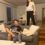 José María Listorti Instagram - Basta @monicalistorti déjame jugar a la Play en paz! Y vos @lalioficial por qué haces una coreo tan complicada? Se va a desnucar!