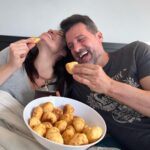 José María Listorti Instagram - Los findes me encanta poder descansar con Moni y tomarme unos mates con algo rico, y @mccainargentina nos salvó otra vez. Háganme un favor y prueben estos panes de queso de @fornodeminasargentina que no se van a arrepentir. Ahora que bajo la temperatura ya estamos preparados para disfrutar y mirar una peli!