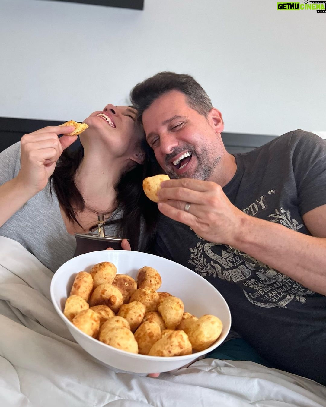 José María Listorti Instagram - Los findes me encanta poder descansar con Moni y tomarme unos mates con algo rico, y @mccainargentina nos salvó otra vez. Háganme un favor y prueben estos panes de queso de @fornodeminasargentina que no se van a arrepentir. Ahora que bajo la temperatura ya estamos preparados para disfrutar y mirar una peli!