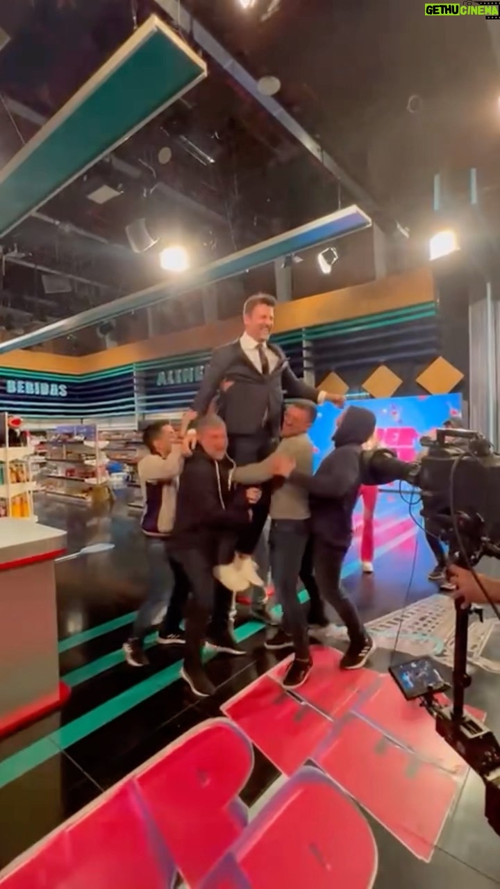 José María Listorti Instagram - Ayer grabamos el último programa de @supersupertv Como verán en el vídeo habia un clima hermoso entre productores, técnicos y artística. Fue una experiencia maravillosa. Nos divertimos mucho haciéndolo. Y con este programa termino una etapa muy importante de mi vida y de mi carrera. Dejo de trabajar en @lafliaok AGRADECIDÍSIMO por todos estos años de trabajo y todo lo q aprendí! Gracias @marcelotinelli por tu generosidad, por tantos años juntos, por tus palabras, por tus consejos! Gracias @elchatoprada @hoppefede por todo lo anterior y además por su amistad! Casi 30 años de mi vida compartiendo juntos! ❤️❤️❤️