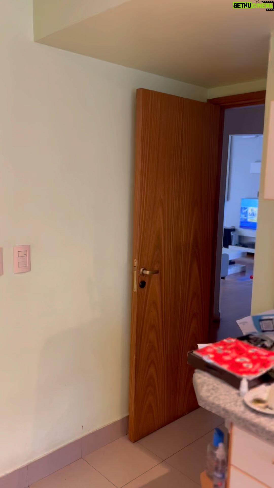 José María Listorti Instagram - Lo peor que nos puede pasar en casa es levantarnos y ver todo este lío en la cocina. Por suerte lo soluciono muy rápido con @scothbritelatinoamerica por que limpiar es súper fácil. Con la esponja naranja limpiamos todo lo que tenga revestimiento antiadherente, utensilios de cristal o vidrio. Y con la violeta que es la extrema la uso para utensilio de hierro y limpieza pesada con mucha grasa #LimpioTodoCambia