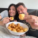 José María Listorti Instagram - Los findes me encanta poder descansar con Moni y tomarme unos mates con algo rico, y @mccainargentina nos salvó otra vez. Háganme un favor y prueben estos panes de queso de @fornodeminasargentina que no se van a arrepentir. Ahora que bajo la temperatura ya estamos preparados para disfrutar y mirar una peli!