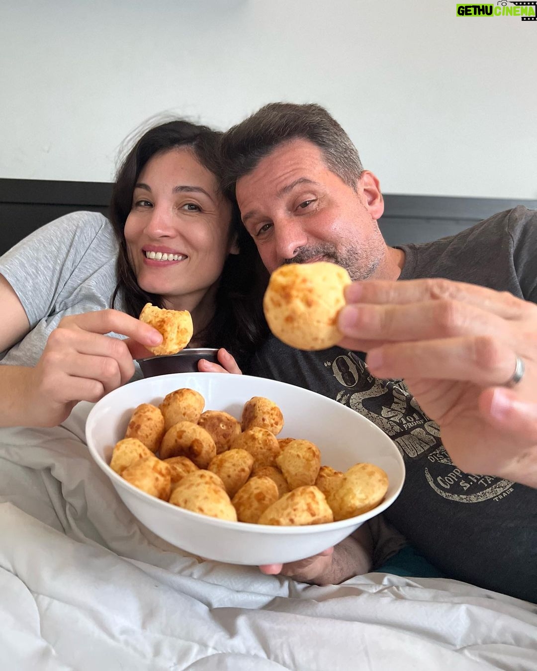 José María Listorti Instagram - Los findes me encanta poder descansar con Moni y tomarme unos mates con algo rico, y @mccainargentina nos salvó otra vez. Háganme un favor y prueben estos panes de queso de @fornodeminasargentina que no se van a arrepentir. Ahora que bajo la temperatura ya estamos preparados para disfrutar y mirar una peli!
