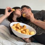 José María Listorti Instagram - Los findes me encanta poder descansar con Moni y tomarme unos mates con algo rico, y @mccainargentina nos salvó otra vez. Háganme un favor y prueben estos panes de queso de @fornodeminasargentina que no se van a arrepentir. Ahora que bajo la temperatura ya estamos preparados para disfrutar y mirar una peli!