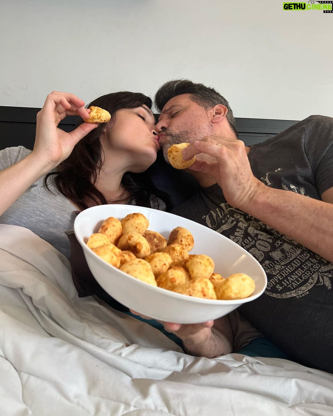 José María Listorti Instagram - Los findes me encanta poder descansar con Moni y tomarme unos mates con algo rico, y @mccainargentina nos salvó otra vez. Háganme un favor y prueben estos panes de queso de @fornodeminasargentina que no se van a arrepentir. Ahora que bajo la temperatura ya estamos preparados para disfrutar y mirar una peli!